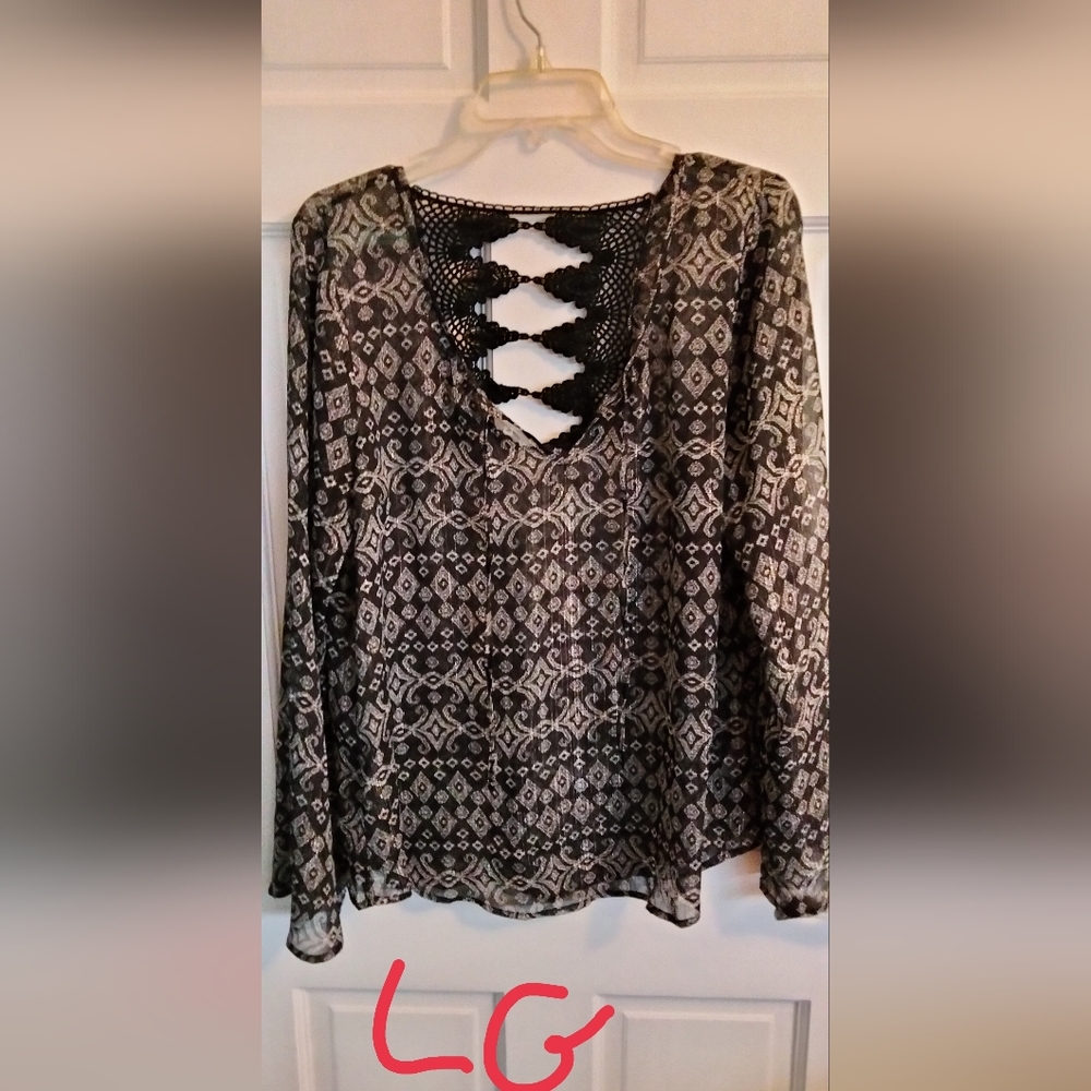 Maunces Elegant Black and White Patterned Women's Blouse